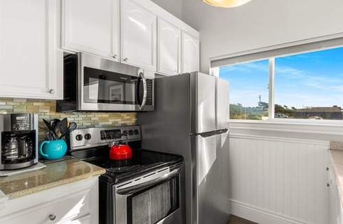 Sereno del Mar House | Walk to Beach! Sonoma Coast~Game Room & Dog~Friendly! Bodega Bay Beach House