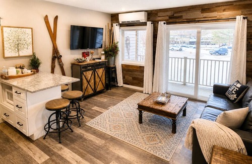 Lincoln Condo | Walk to Loon! Top 5% Rated 1BR Condo | Sleeps 6 | Pool, Hot Tub & Kitchen
