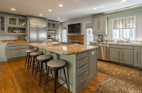 The Pines House | Walk to the Beach! Spacious Clean 7BR