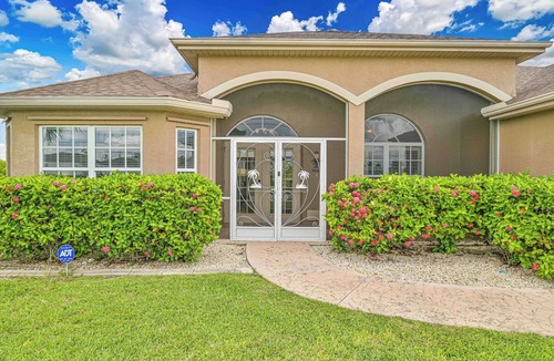 Mariner House | Waterfront Executive 3-bedroom property, private location and peaceful!