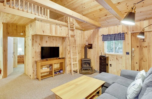 Mount Vernon Cabin | Waterfront Fayette Vacation Rental on Parker Pond!