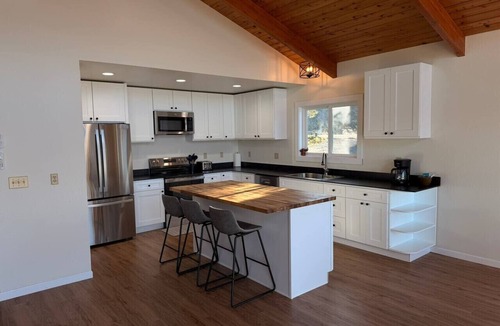 Ketchikan House | Waterfront Fishing Lodge | 2BR | Dockside Charters