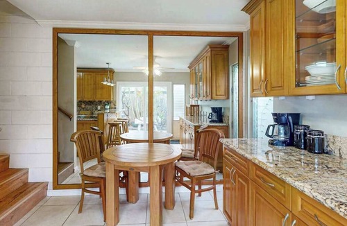 Portlock Condo | Waterfront Hawaii Kai Gem with Crater Views & Pool by the Beach