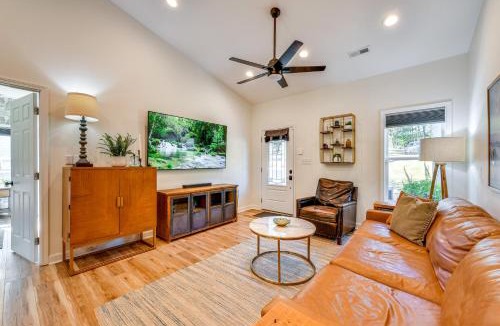 Hickory House | Waterfront Lake Hickory Retreat w/Private Dock!