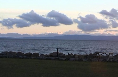 Regional District of Nanaimo House | Waterfront Luxurious Beach Home with Shared Pool