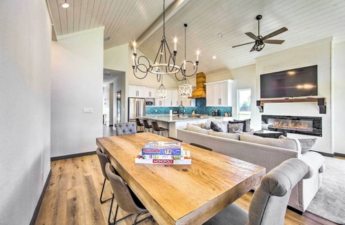 Cedar Creek Reservoir House | Waterfront Modern 3 BR Home Ready for Family Fun on Cedar Creek Lake