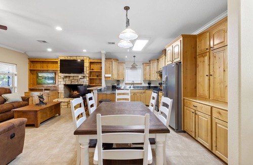 Oakhurst House | Waterfront Recreation Hideaway