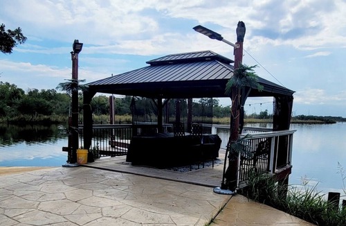 Baytown Apartment | Waterfront studio in amazing bay view with AC, WiFi
