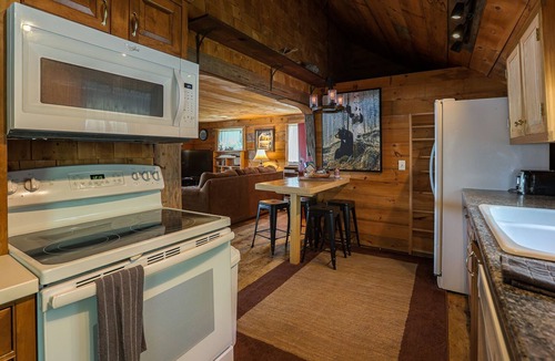 Eddington House | Waterfront Victoria Cottage,Kayaks,paddle board and canoe Included, Dogs Welcome