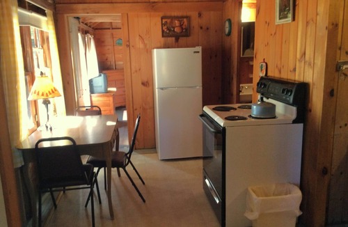 North Sebago Cottage | Waterview Cottage-Private Beach-Pets Welcome - Round Table Lodge, Sebago, Maine