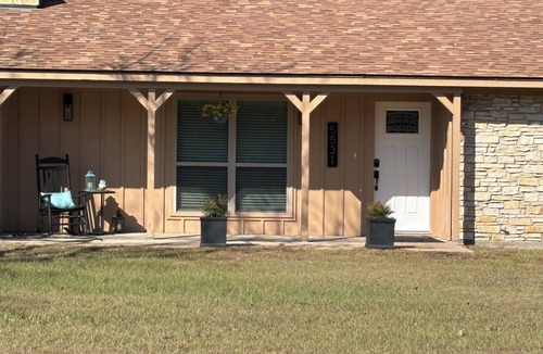 College Station House | Welcoming 6-bedroom house with country living in the shadow of Kyle Field