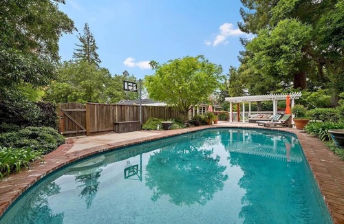 Fair Oaks House | Welcoming Mansion Estate with AC, Pool and Backyard in Menlo Park