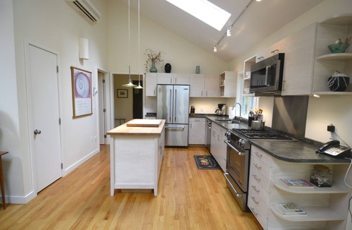 Tisbury House | Well-Appointed 3 bedrm 4 bathrm with AC and 50+ 5-star reviews!