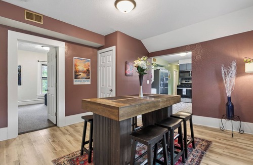 Grand Rapids Apartment | Westside 3 Bedroom Remodeled/Furnished/Short Term:Close to City of GR Prime Area