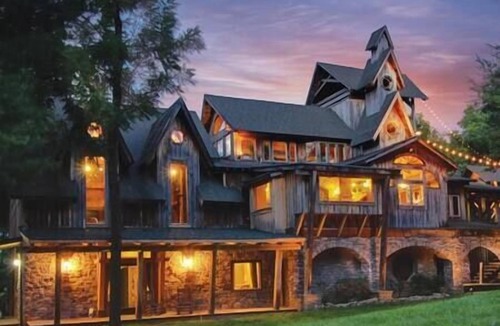 Franklin Apartment | Whimsical Gatehouse at Dark Horse Retreat
