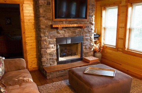 Butler Cabin | Whispering Pines CabinHot Tub, Gas Fireplace, Free Wi-Fi, Fire Pit, Master Suite
