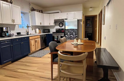 Fairview Apartment | Whistle Stop - Near airport and downtown!