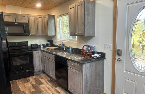 Ketchikan Cabin | Wild Wolf Cabin 3 bedroom, 2 Bath Near Fishing Harbors, Ketchikan