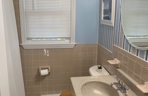 Sandwich House | Within walking distance to beaches, restaurants & shops. Great family getaway.