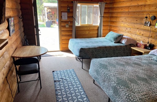 Tok Cabin | Wolf Cabin-Modern Comfort in the Last Frontier (For families or casual travelers)