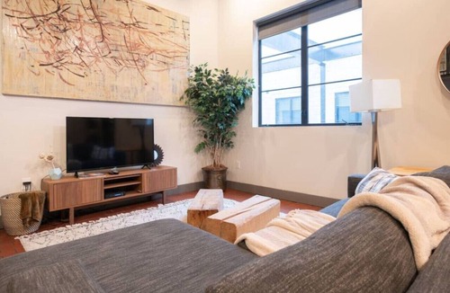 Italian Village Apartment | Wonderbread Loft - Short North - Free Parking!