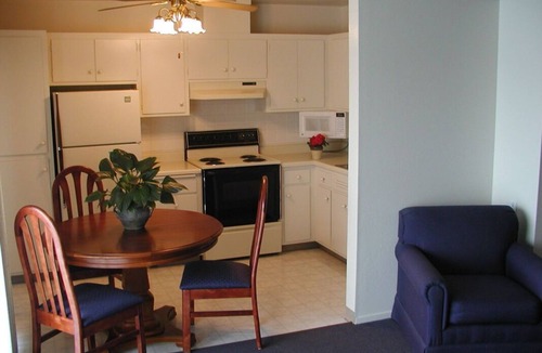 East End Apartment | Wonderful Stay! Clean and Spacious Unit, Pool, Near Alameda Ferry Terminal!