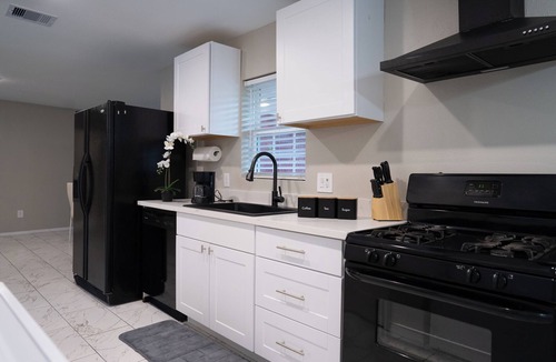 Spring Branch West House | World Cup Theme! Modern Lux 3 Bedroom House near City Center