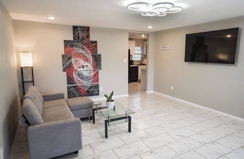 Spring Branch West House | World Cup Theme! Modern Lux 3 Bedroom House near City Center