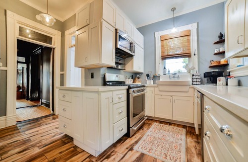 Cape Girardeau House | Yellow Rose | Historic Home for Extended Stays
