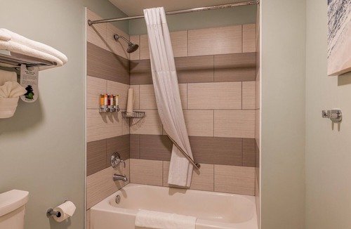 Moss Landing Hotel | Your Coastal Hideaway: Two Queen Room