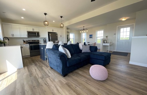 Anglo Rustico Cottage | Your Perfect Fall Getaway- Only a 5 Minute Walk From Beautiful North Shore Beach