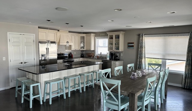 1 Block from Beach! Swedes St. 4 Bed/3 Bath Condo in Dewey Beach Sleeps 10