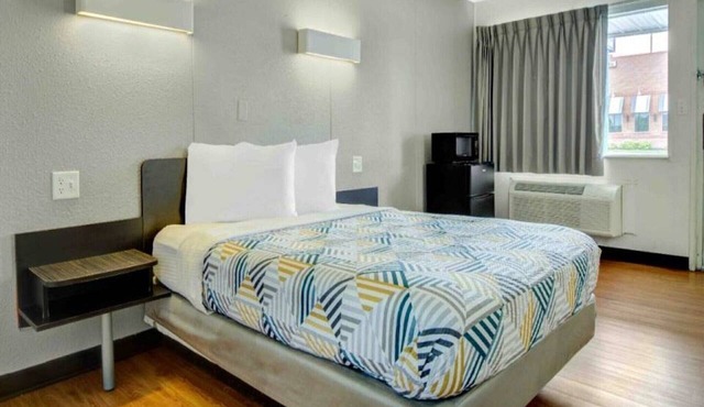 1 Queen Bed | Smoking