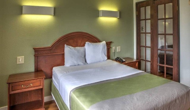 1 Queen Bed|Suite,Smk,Sofa-Bed