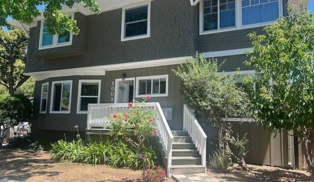 1005 #4 large Studio/1bath Downtown attic/2beds
