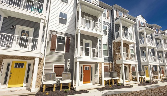 143rd St. Large upscale Townhouse -Sleeps 8/Pool