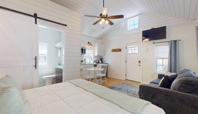 1BR King Bed Sofa Bed Sleeps 4 POOL - 7