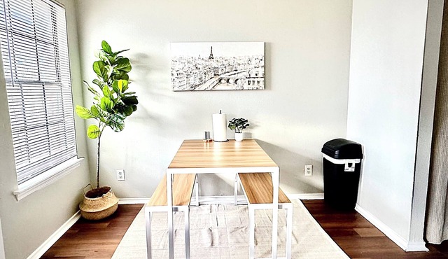 2/1.5 Charming Townhome near AT&T w/Fast WiFi & Comfy King Bed