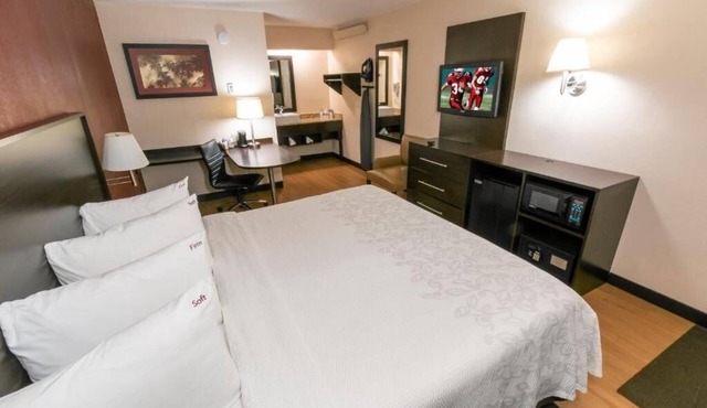 2 Affordable Rooms Near Iconic Attractions for Family Fun