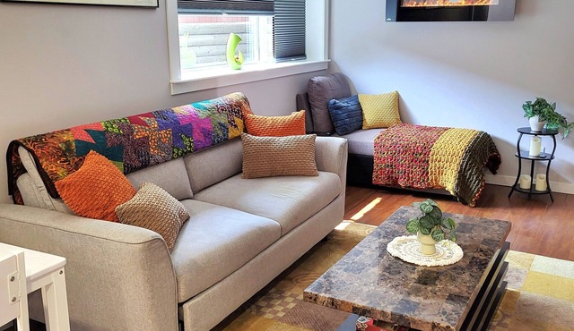 2-bedroom lower suite. 10 mins to downtown, Calgary Zoo, Saddledome & Max Bell in Calgary