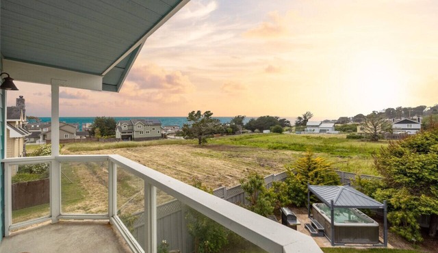 2 Blocks to ocean, steps to beach, ocean view, coastal trail, BBQ