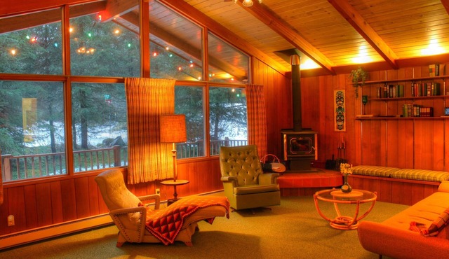 2 blocks to ski lifts! 9 person hot tub! Walk to XC ski, Restaurants & Brewery!
