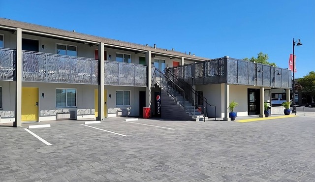 2 Chic Decor Units, FREE Parking! Minutes to Municipal Rose Garden!