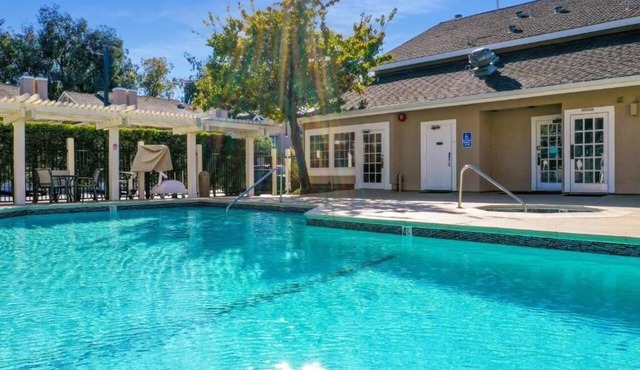 2 Comfortable Suites w/Sitting Area & Outdoor Pool Access | Free Breakfast