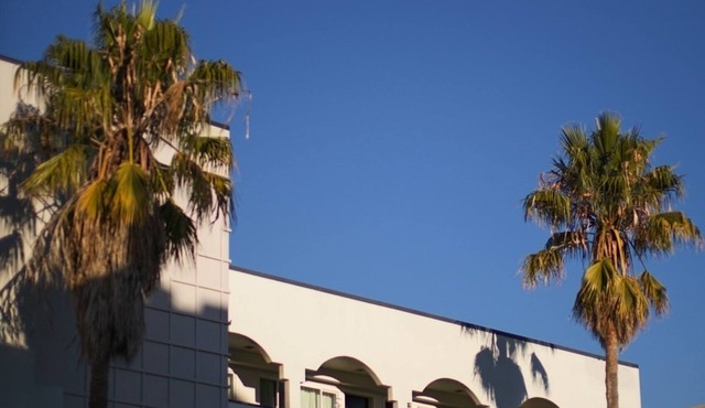 2 Contemporary Units with Heated Pools & Easy Access to San Francisco Sites