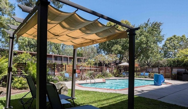 2 Peaceful Creekside Room with Free Parking, Balcony & Heated Pool
