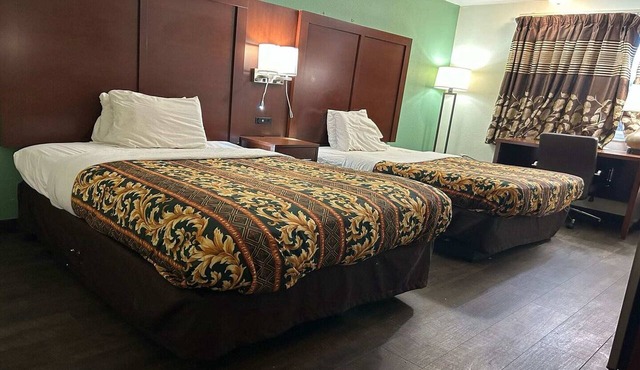 2 Queen Bed Smoking | Hillcrest