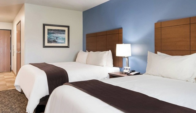 2 Queen Beds + Recliner – Comfy Room Near Waterfront & Downtown Fun