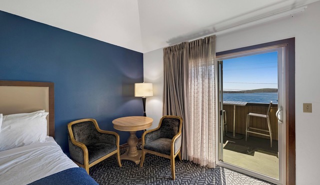 2 Queen Vaulted Ceiling with Ocean View! in Bodega Bay