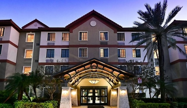 2 Spacious Suites w/Kitchens, Free Breakfast, Outdoor Pool!
